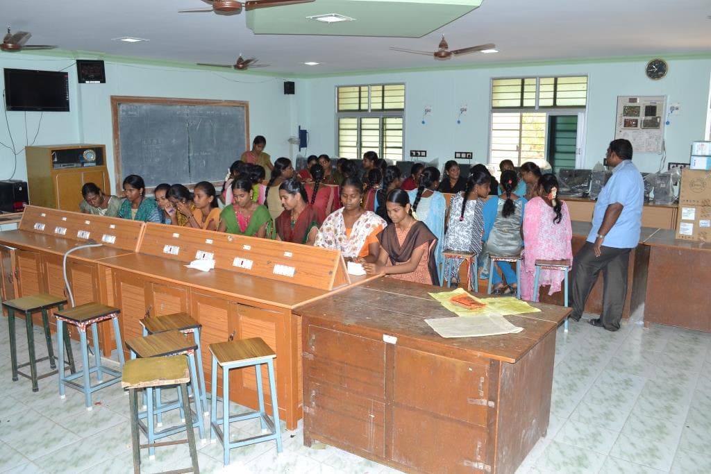 Government Arts College for Women Ramanathapuram Laboratories photo 4